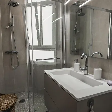 Charming Appt In The Heart Of Montmartre *