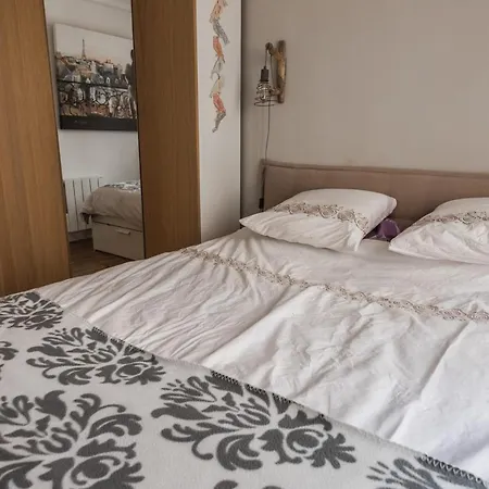 Charming Appt In The Heart Of Montmartre